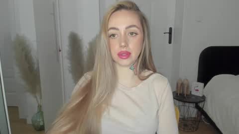 Snapshot of sexy_coralie chatting on 02.19.25 C o r a l i e online show from 02.19.25