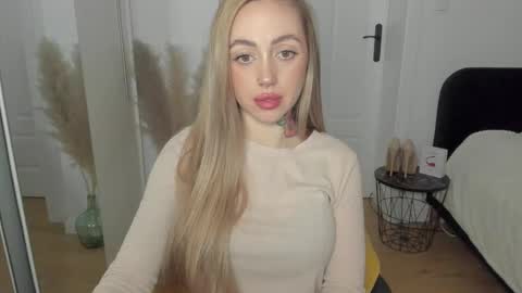 Snapshot of sexy_coralie chatting on 02.19.25 C o r a l i e online show from 02.19.25