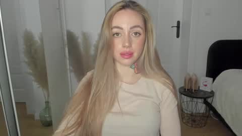 Snapshot of sexy_coralie chatting on 02.19.25 C o r a l i e online show from 02.19.25