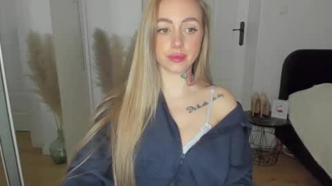 Snapshot of sexy_coralie chatting on 02.25.25 C o r a l i e online show from 02.25.25