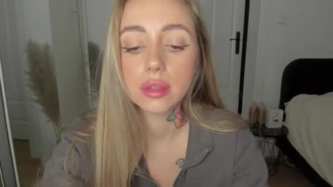 Snapshot of sexy_coralie chatting on 02.26.25 C o r a l i e online show from 02.26.25