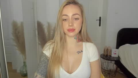Snapshot of sexy_coralie chatting on 02.27.25 C o r a l i e online show from 02.27.25
