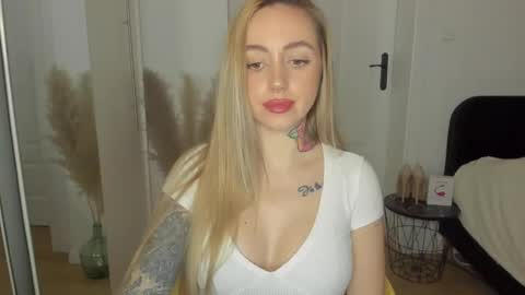 Snapshot of sexy_coralie chatting on 02.27.25 C o r a l i e online show from 02.27.25