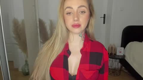 Snapshot of sexy_coralie chatting on 02.28.25 C o r a l i e online show from 02.28.25