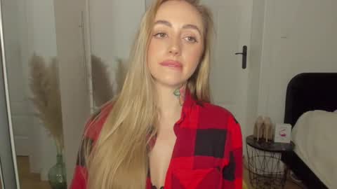 Snapshot of sexy_coralie chatting on 02.28.25 C o r a l i e online show from 02.28.25