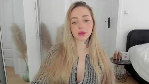 Snapshot of sexy_coralie chatting on 03.08.25 C o r a l i e online show from 03.08.25