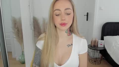 Snapshot of sexy_coralie chatting on 03.09.25 C o r a l i e online show from 03.09.25