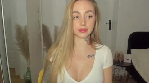 Snapshot of sexy_coralie chatting on 03.09.25 C o r a l i e online show from 03.09.25