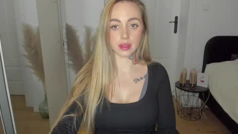 Snapshot of sexy_coralie chatting on 03.10.25 C o r a l i e online show from 03.10.25
