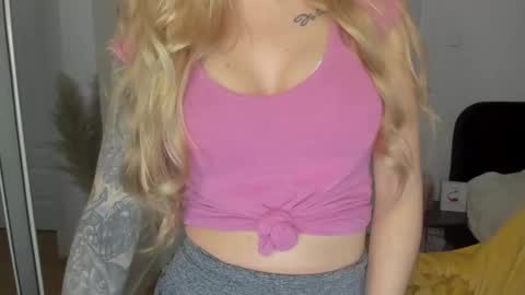 Snapshot of sexy_coralie chatting on 03.12.25 C o r a l i e online show from 03.12.25