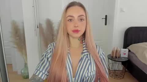 Snapshot of sexy_coralie chatting on 09.10.25 C o r a l i e online show from 09.10.25