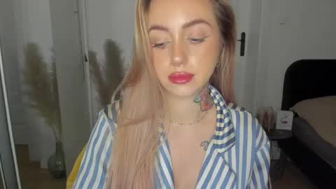 Snapshot of sexy_coralie chatting on 09.10.25 C o r a l i e online show from 09.10.25