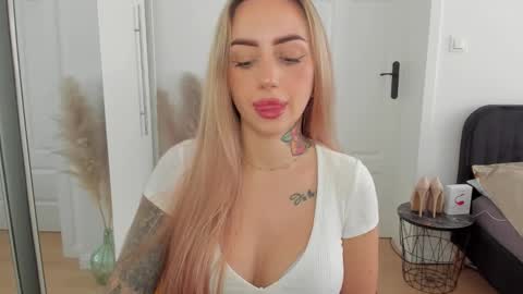 Snapshot of sexy_coralie chatting on 09.13.25 C o r a l i e online show from 09.13.25
