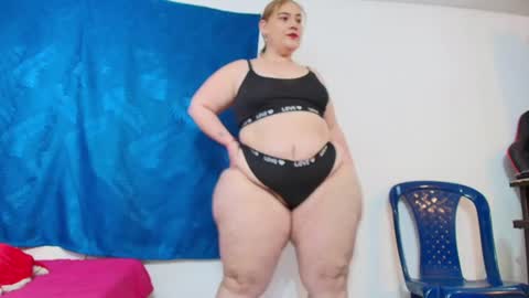Snapshot of sexy_curvi chatting on 06.26.26 karla instagram online show from 06.26.26