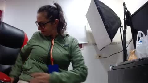 Snapshot of sexy_mature_hot01 chatting on 09.22.25 MARIPOSA online show from 09.22.25