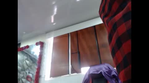 Snapshot of sexy_mature_hot01 chatting on 09.25.25 MARIPOSA online show from 09.25.25