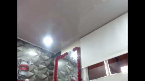 Snapshot of sexy_mature_hot01 chatting on 09.29.25 MARIPOSA online show from 09.29.25