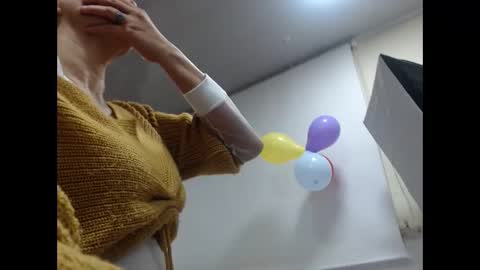 Snapshot of sexy_mature_hot01 chatting on 10.19.25 MARIPOSA online show from 10.19.25