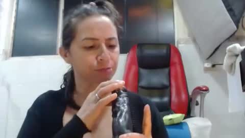 Snapshot of sexy_mature_hot01 chatting on 11.04.25 MARIPOSA online show from 11.04.25