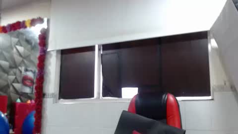 Snapshot of sexy_mature_hot01 chatting on 11.12.25 MARIPOSA online show from 11.12.25