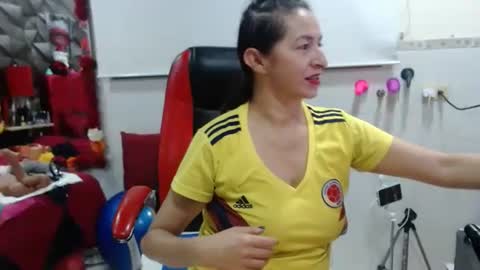 Snapshot of sexy_mature_hot01 chatting on 11.27.25 MARIPOSA online show from 11.27.25