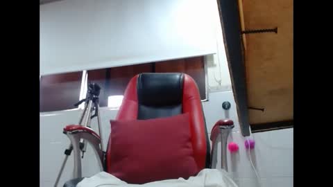 Snapshot of sexy_mature_hot01 chatting on 12.03.25 MARIPOSA online show from 12.03.25