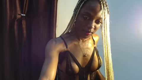 Snapshot of sexy_maureen chatting on 04.26.26 maggi online show from 04.26.26