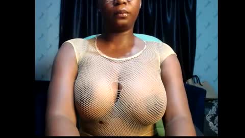 Snapshot of sexy_pearl12 chatting on 02.12.25 zoe online show from 02.12.25