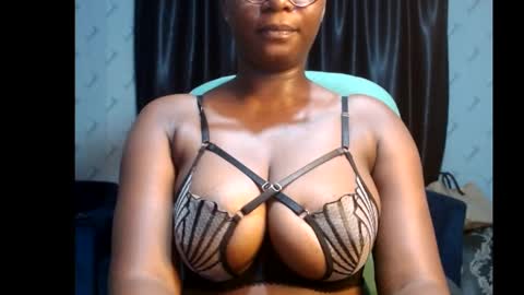 Snapshot of sexy_pearl12 chatting on 02.13.25 zoe online show from 02.13.25