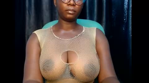 Snapshot of sexy_pearl12 chatting on 03.11.25 zoe online show from 03.11.25