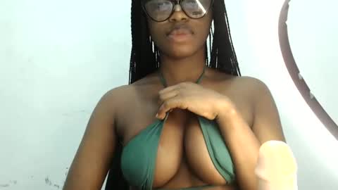 Snapshot of sexy_sinaha chatting on 01.12.25 naomi online show from 01.12.25