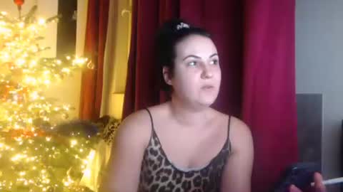 Snapshot of sexy_slimm25 chatting on 12.21.25 Slimm online show from 12.21.25