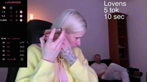 Snapshot of sexy_sweets chatting on 09.27.25 Sexy-Sweets online show from 09.27.25