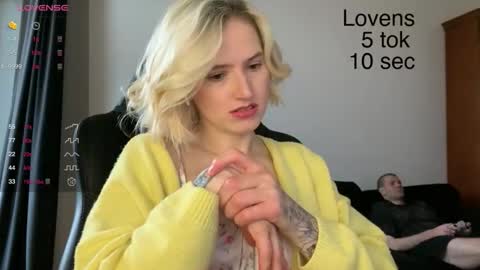 Snapshot of sexy_sweets chatting on 10.22.25 Sexy-Sweets online show from 10.22.25