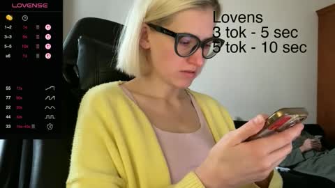 Snapshot of sexy_sweets chatting on 10.25.25 Sexy-Sweets online show from 10.25.25