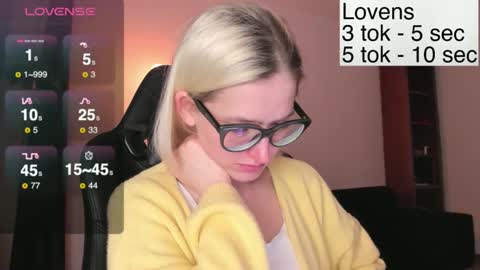 Snapshot of sexy_sweets chatting on 11.08.25 Sexy-Sweets online show from 11.08.25