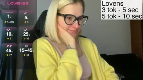 Snapshot of sexy_sweets chatting on 11.11.25 Sexy-Sweets online show from 11.11.25