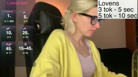 Snapshot of sexy_sweets chatting on 11.18.25 Sexy-Sweets online show from 11.18.25