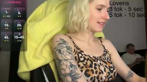 Snapshot of sexy_sweets chatting on 11.30.25 Sexy-Sweets online show from 11.30.25