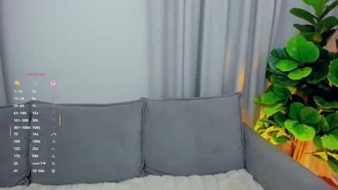 Snapshot of sexyangeloux chatting on 11.01.25 Lou online show from 11.01.25