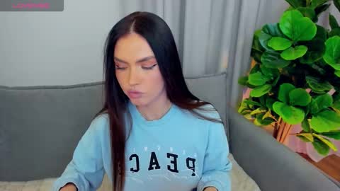 Snapshot of sexyangeloux chatting on 11.02.25 Lou online show from 11.02.25