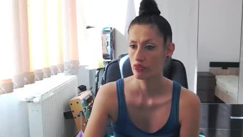 Snapshot of sexybeeaa chatting on 05.19.26 SexyBea online show from 05.19.26