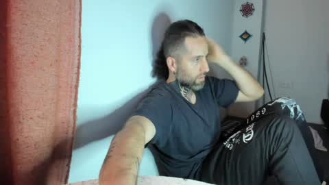 Snapshot of sexycolombian2022 chatting on 01.01.25 Antonioylola online show from 01.01.25