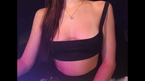 Snapshot of sexyideusa chatting on 12.21.25 Sexy online show from 12.21.25