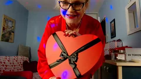 Snapshot of sexyjennyeu chatting on 02.14.26 Jenny online show from 02.14.26