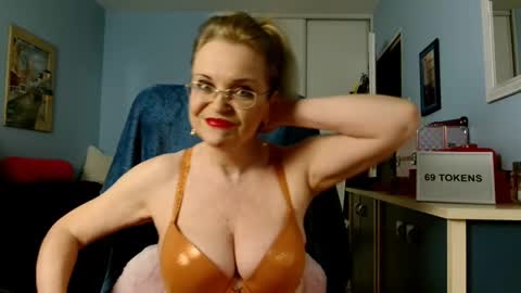 Snapshot of sexyjennyeu chatting on 03.20.26 Jenny online show from 03.20.26