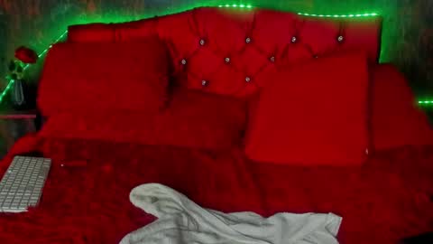 Snapshot of sexylaurita4u chatting on 12.14.24 laura online show from 12.14.24