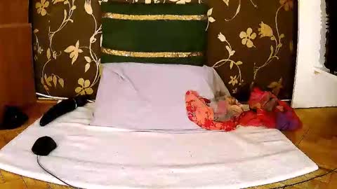 Snapshot of sexymayagold chatting on 09.17.25 Squirty Maya Gold online show from 09.17.25