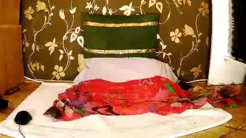 Snapshot of sexymayagold chatting on 09.18.25 Squirty Maya Gold online show from 09.18.25