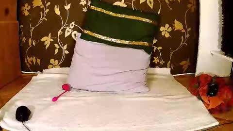 Snapshot of sexymayagold chatting on 10.16.25 Squirty Maya Gold online show from 10.16.25